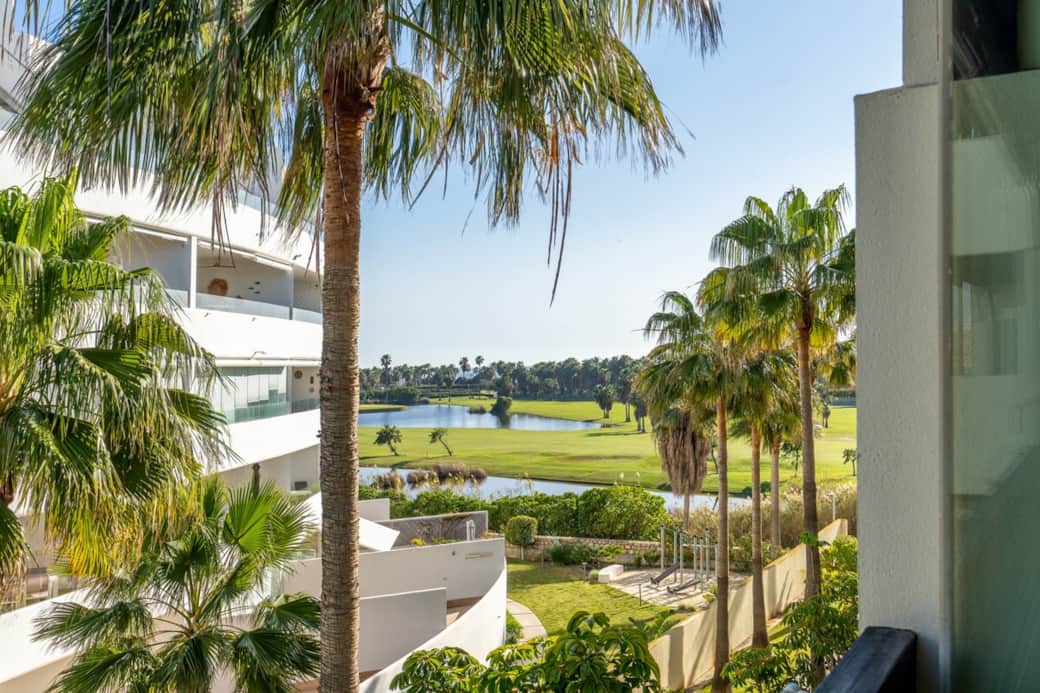 Despierta cada día con vistas a palmeras, lago y naturaleza. Un paisaje que transmite calma y libertad, perfecto para disfrutar de la esencia mediterránea desde tu propia terraza