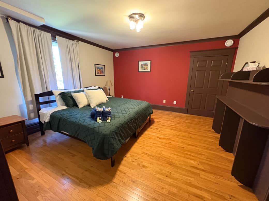 Murphy Suite - Master Bedroom - King Bed