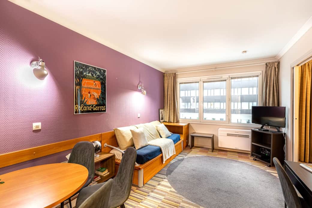 Séjour avec bureau et TV Séjour avec bureau et TV