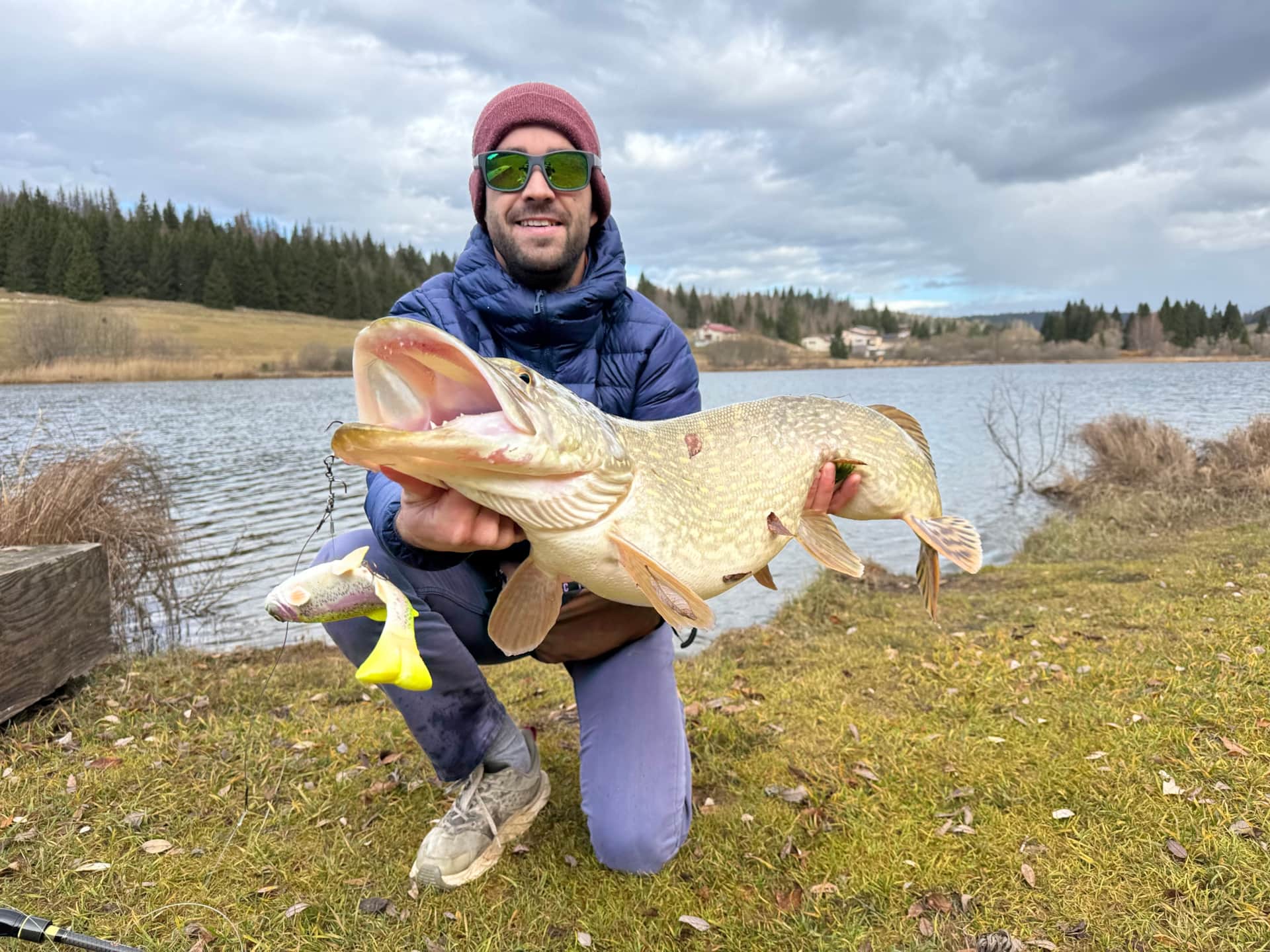 Pêche dans le Jura, une activité idéale pour un week-end ou un séjour de vacances au bord des lacs et rivières, entre détente, nature préservée et moments conviviaux en famille ou entre amis.