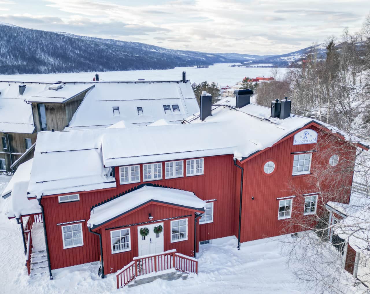 The house has three floors and can accommodate businesses, large families, and groups.