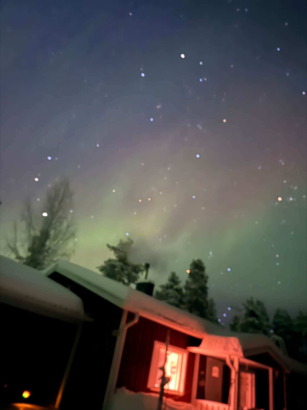 Nordlichter über der Lodge