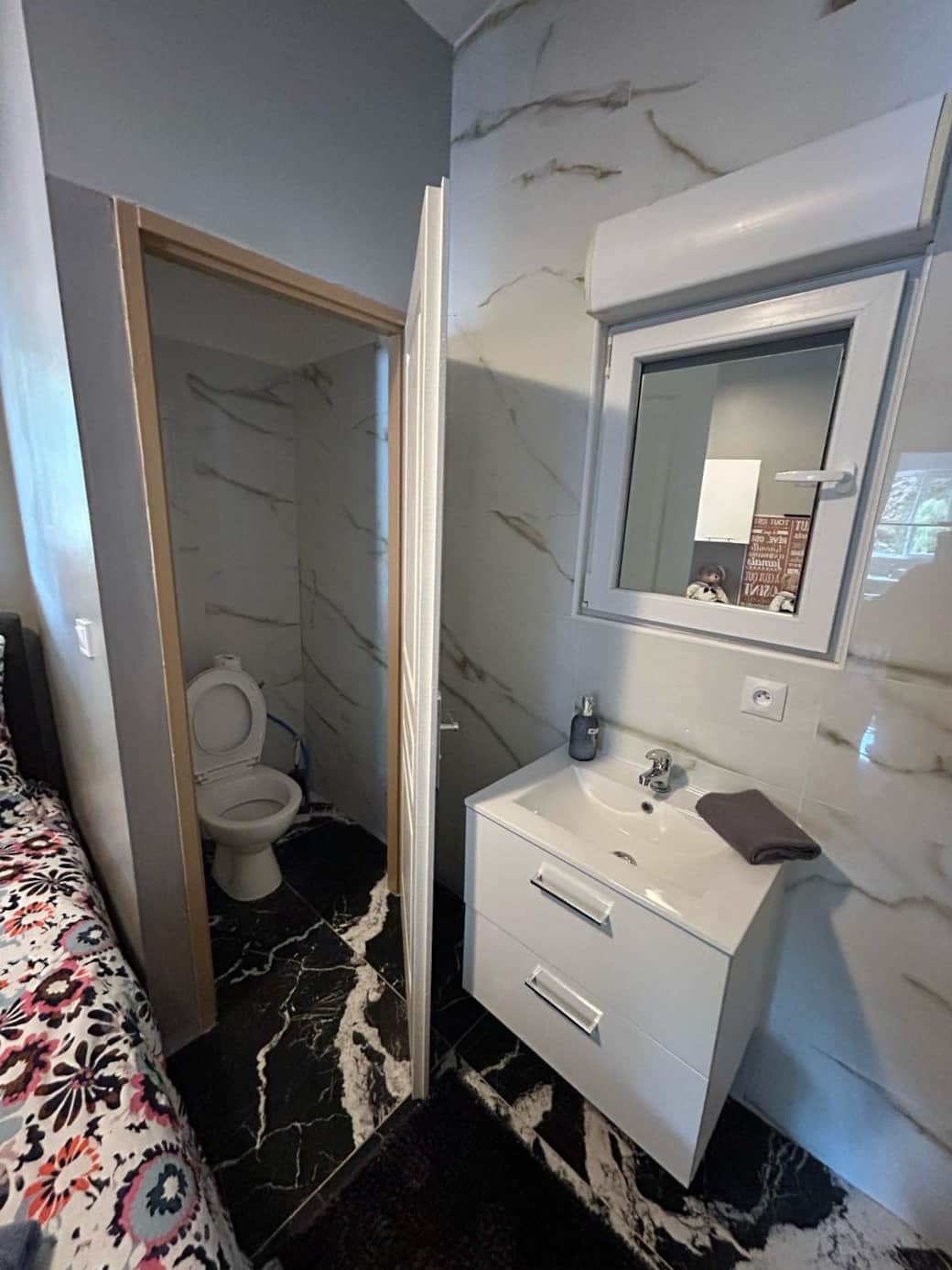 Chambre toilette et lavabo