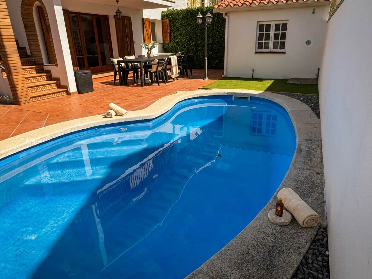Cozy Patio with Pool and Dining