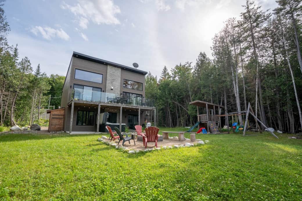 Spa, coin feu, terrasse, parc pour enfants