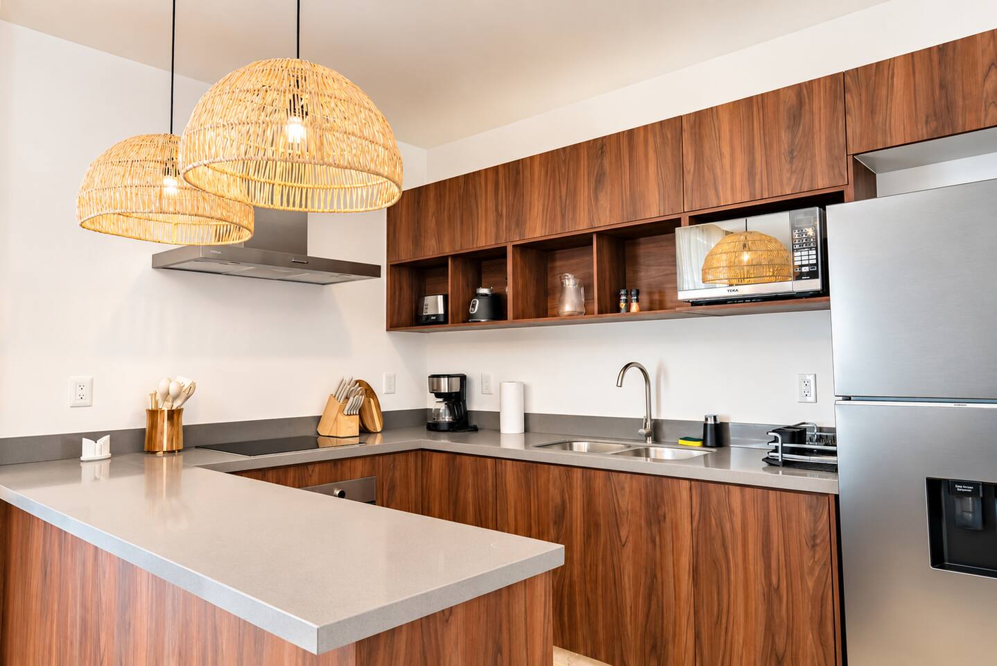Cocina totalmente equipada con estufa eléctrica de 4 quemadores, horno, microondas, refrigerador de tamaño completo, licuadora, tostador, cafetera con café incluido, agua para beber, batería de cocina, cuchillos, utensilios, cristalería y otros básicos de cocina.