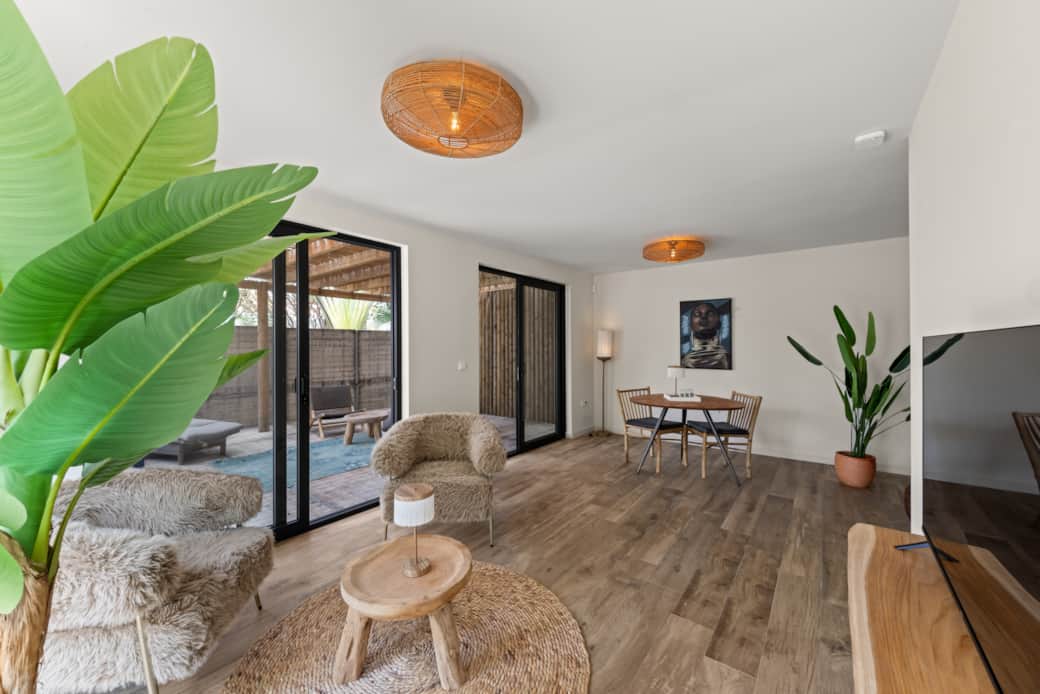 TV ruimte met zicht op terras en eetruimte