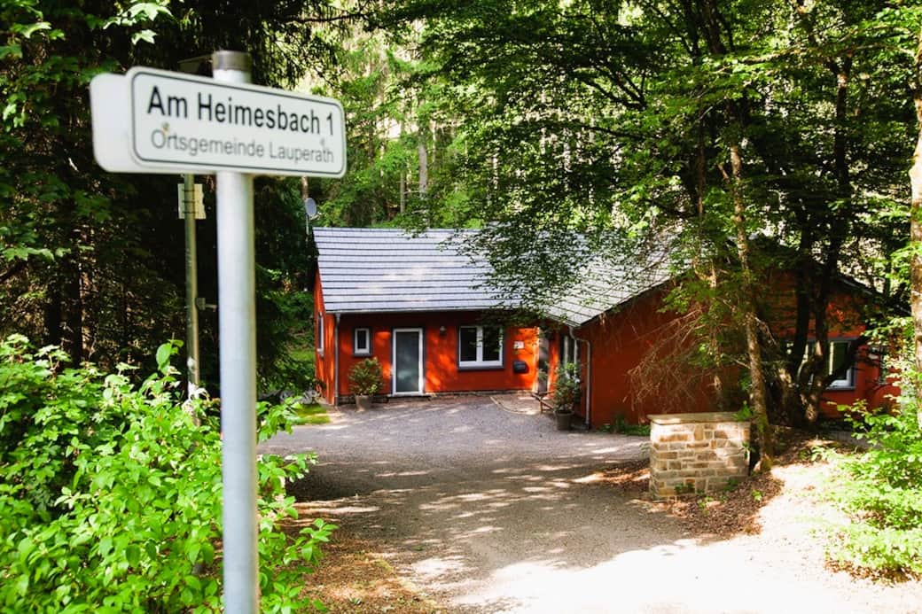 Blick von der Straße auf das Haus