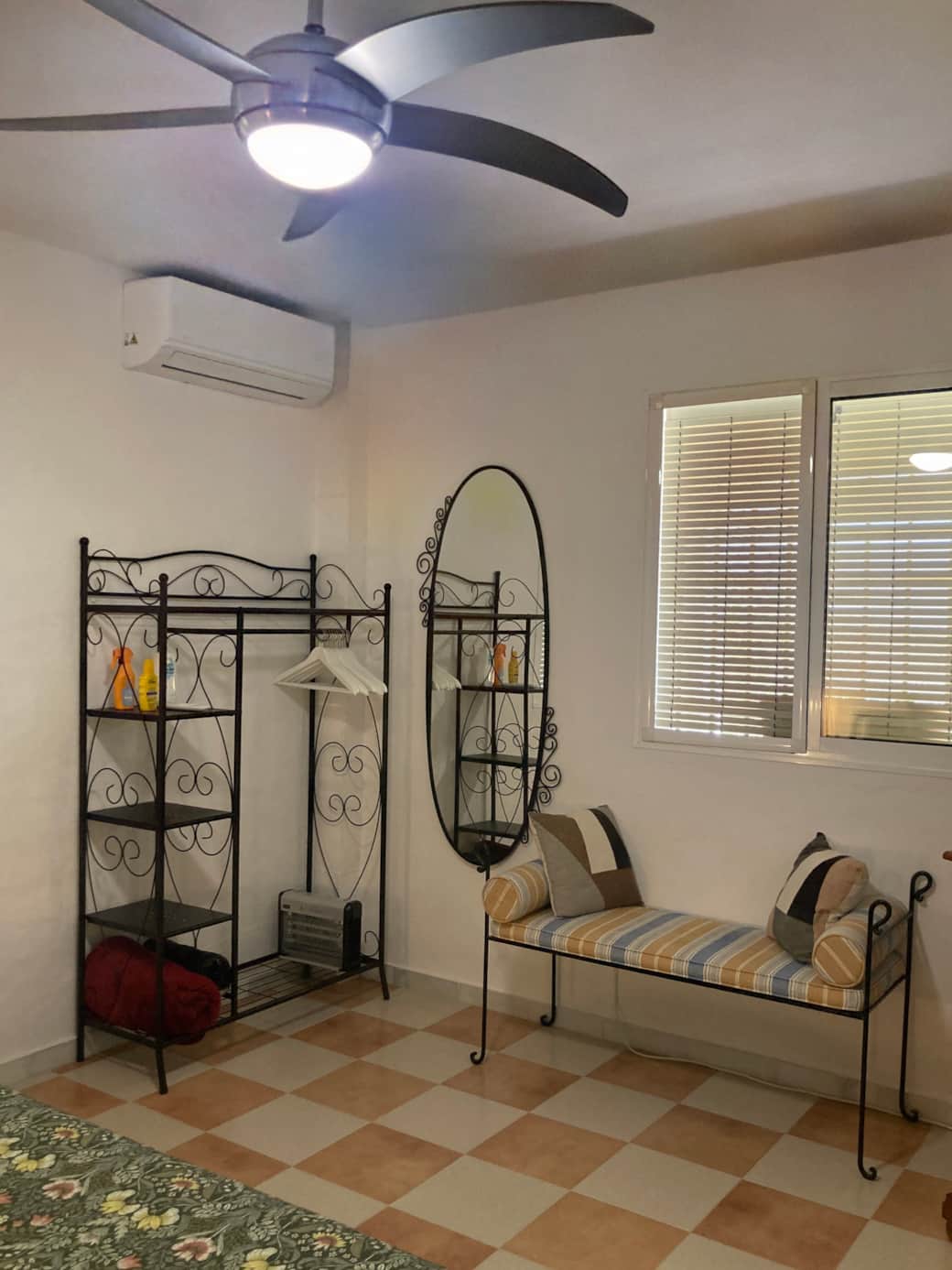 Rocasita - Bedroom with wardrobe