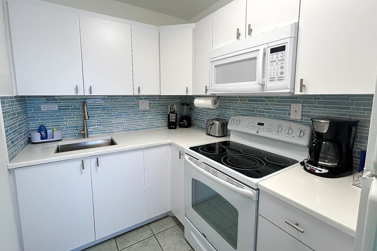 #17 -Kitchen fully equipped with everything needed to prepare a complete meal.