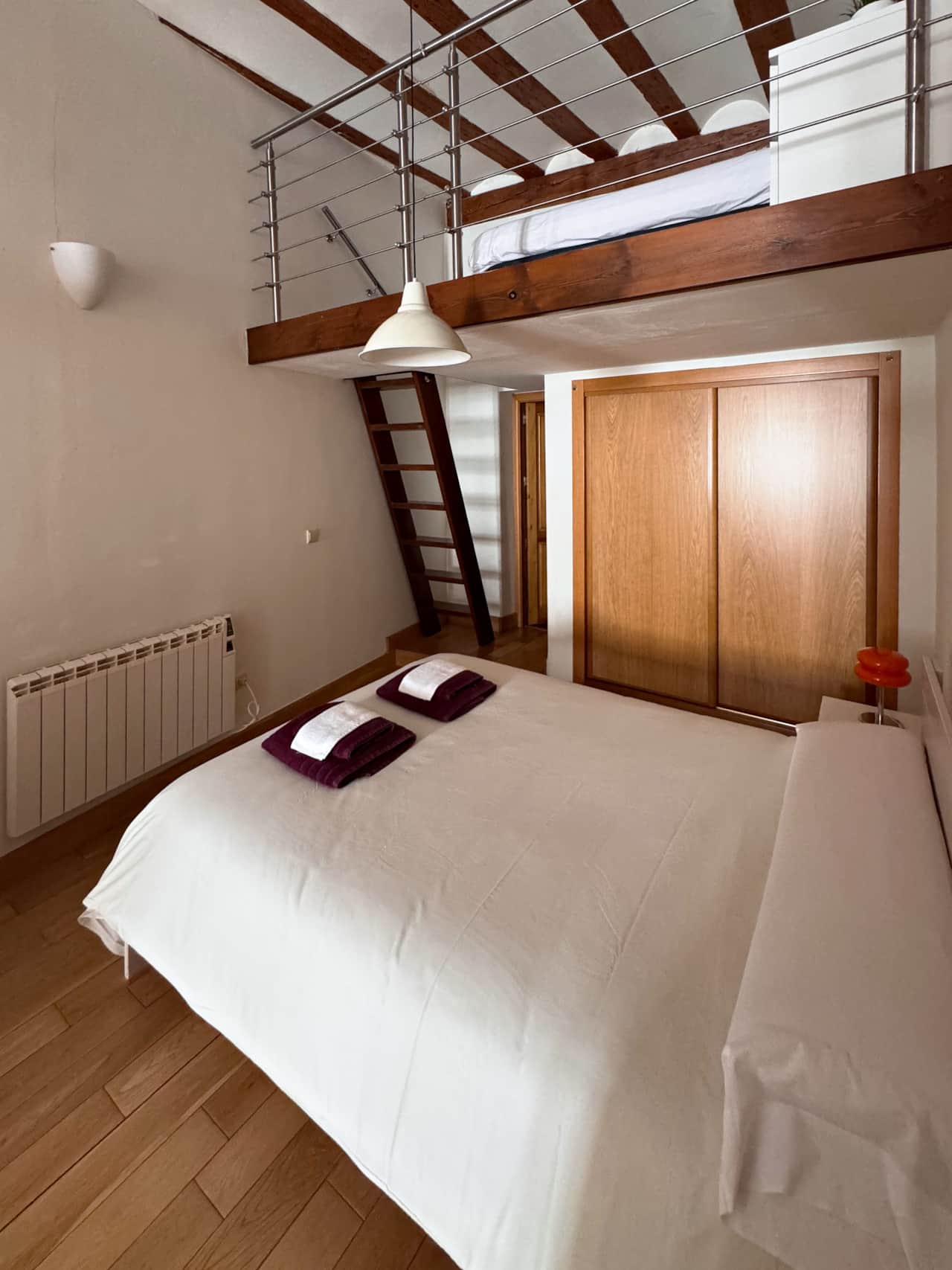 Cama de matrimonio bajo el altillo