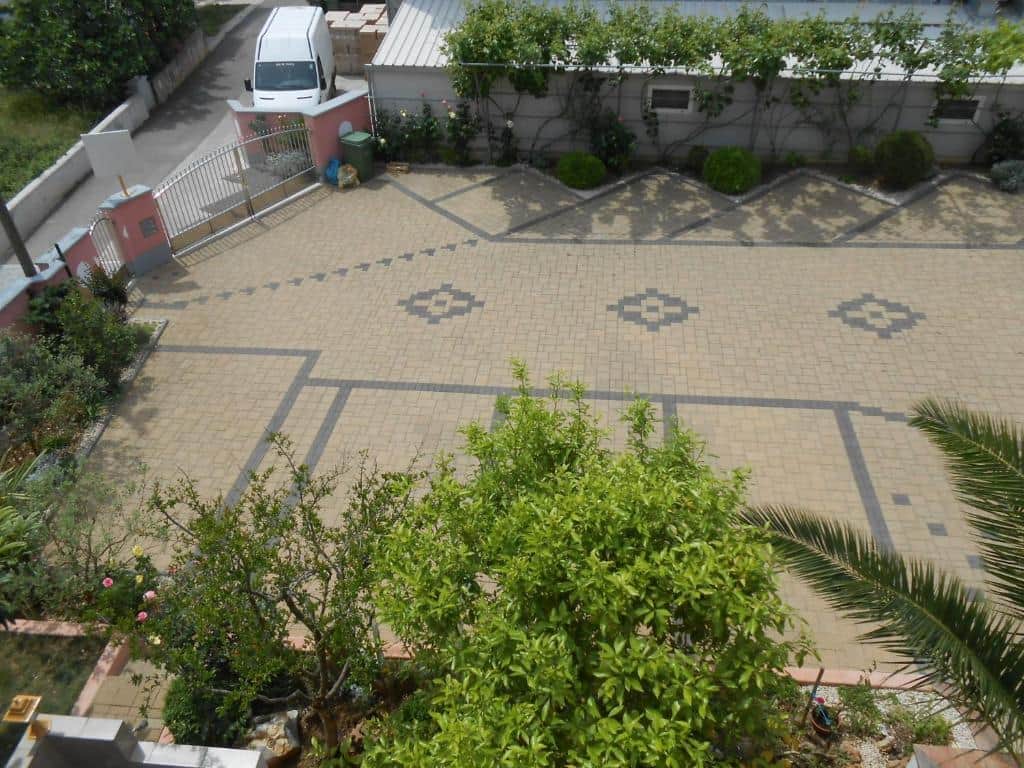 https://l.icdbcdn.com/oh/253b6abd-9dac-47e5-aa0e-e31388d0a157.jpg?w=2080-5