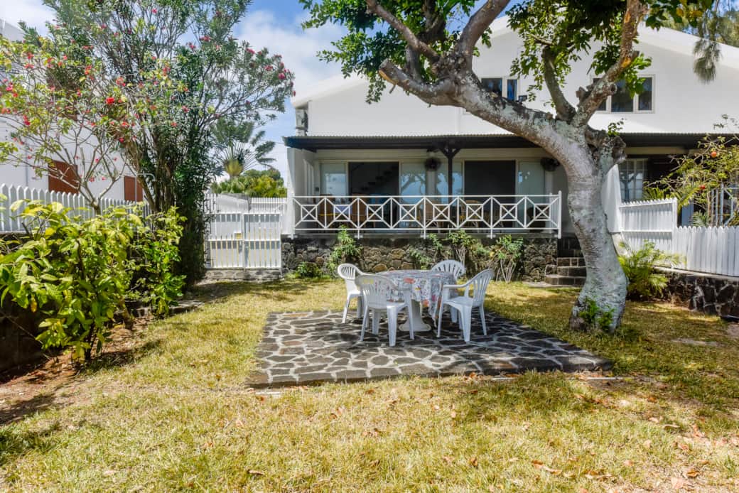 The bungalow shares the entrance gate with another house. No parking available inside. The bungalow shares the entrance gate with another house. No parking available inside.