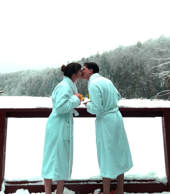 Amoureux sur la terrasse l'hiver en peignoir.png