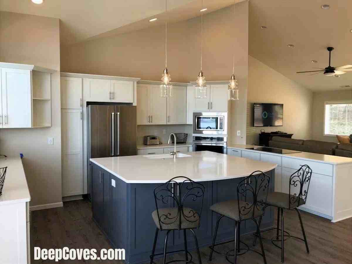 Kitchen Island .JPG