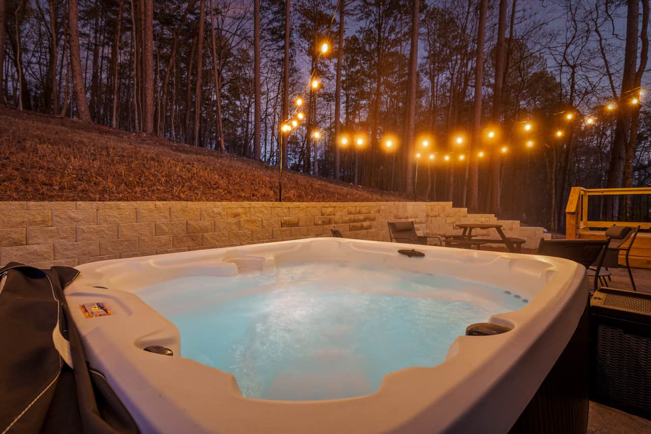 🏡The Owl’s Hollow🏡 6 Person Hot Tub & Back Patio Area