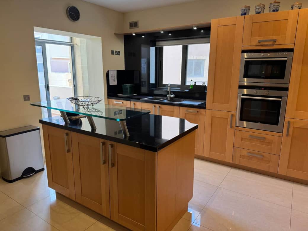 Fully fitted kitchen