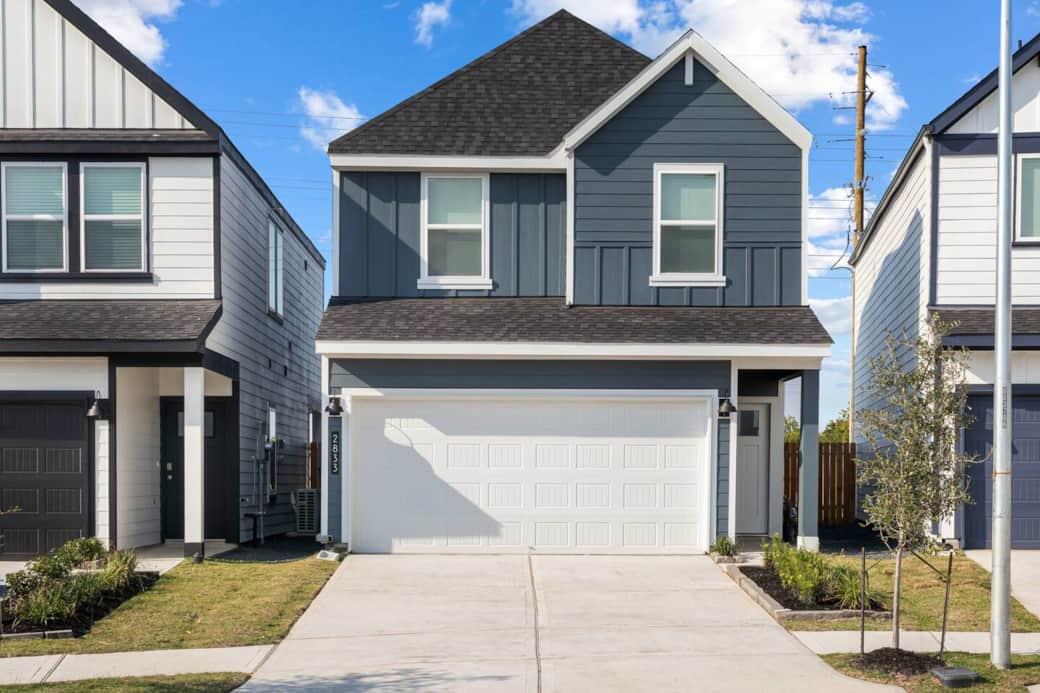 Newly built 2025 home located in a secure gated community, just 10 minutes from NRG Stadium—ideal for game days, events, or Houston getaways.
