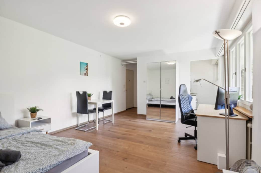 Bright, spacious studio with comfy bed, dining corner, large wardrobe and dedicated desk by the window. Bright, spacious studio with comfy bed, dining corner, large wardrobe and dedicated desk by the window.