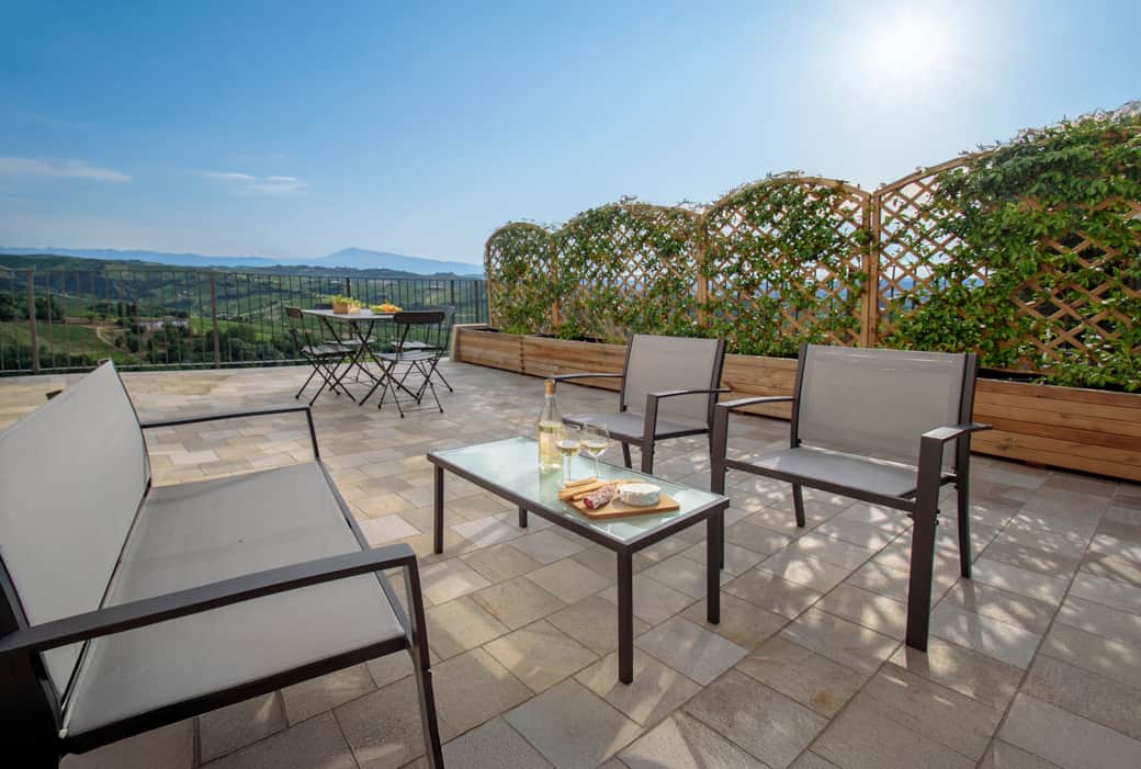 La terrazza panoramica sulle Langhe