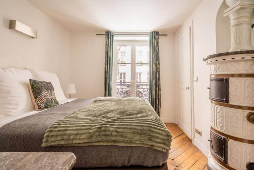 Chambre double lumineuse et confortable avec un lit queen size (160x190cm) et le set de linge complet.