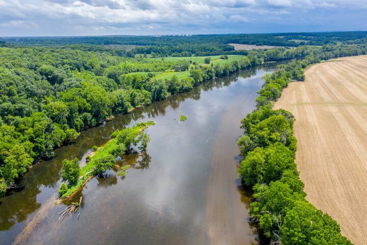 Quick trivia - a tv show about zombies (yes, that one!) was filmed across the river from this cabin!