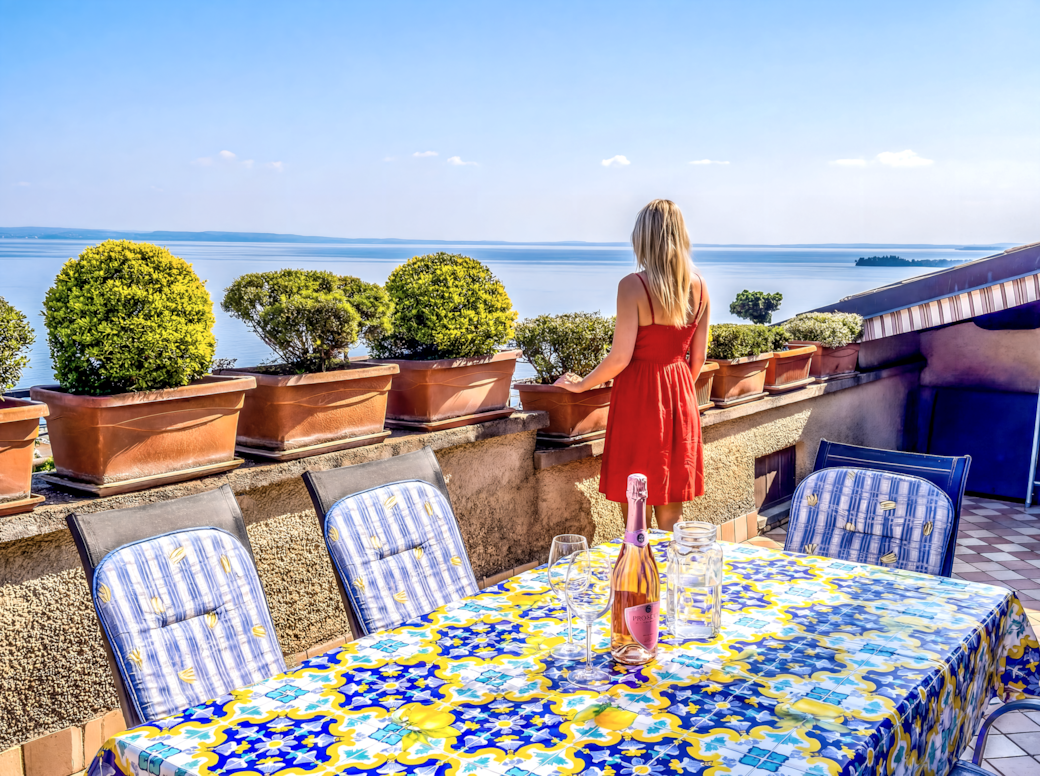 La vista dall'alto del lago dal terrazzo panoramico La vista dall'alto del lago dal terrazzo panoramico