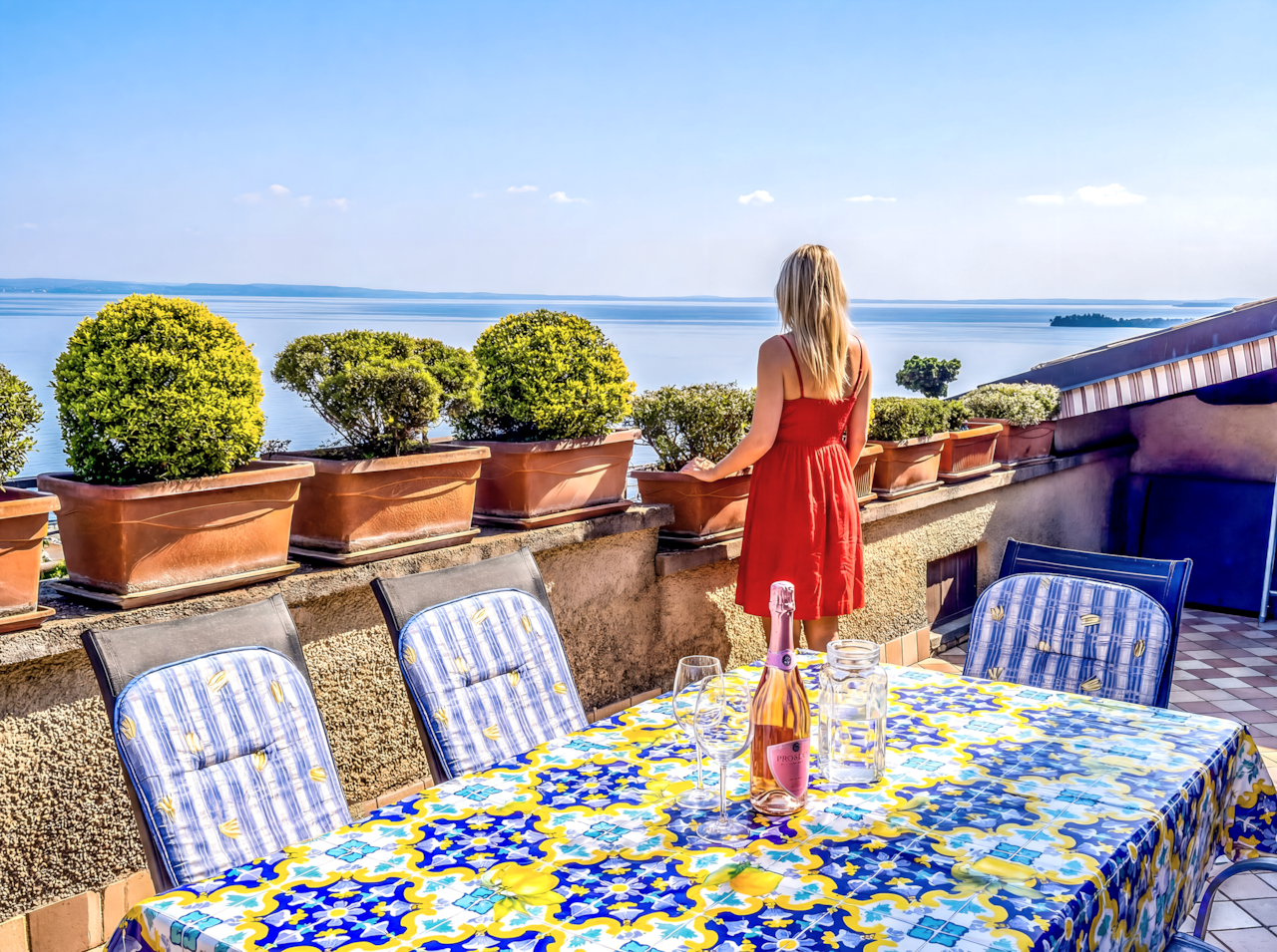 Panoramaterrasse mit freiem Blick auf den Gardasee