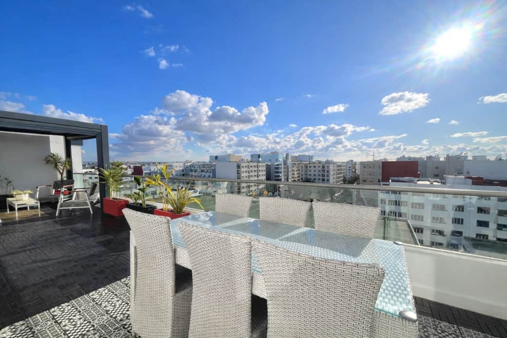 Rooftop dining area with panoramic city views, ideal for enjoying sunny days and unforgettable sunsets. Rooftop dining area with panoramic city views, ideal for enjoying sunny days and unforgettable sunsets.