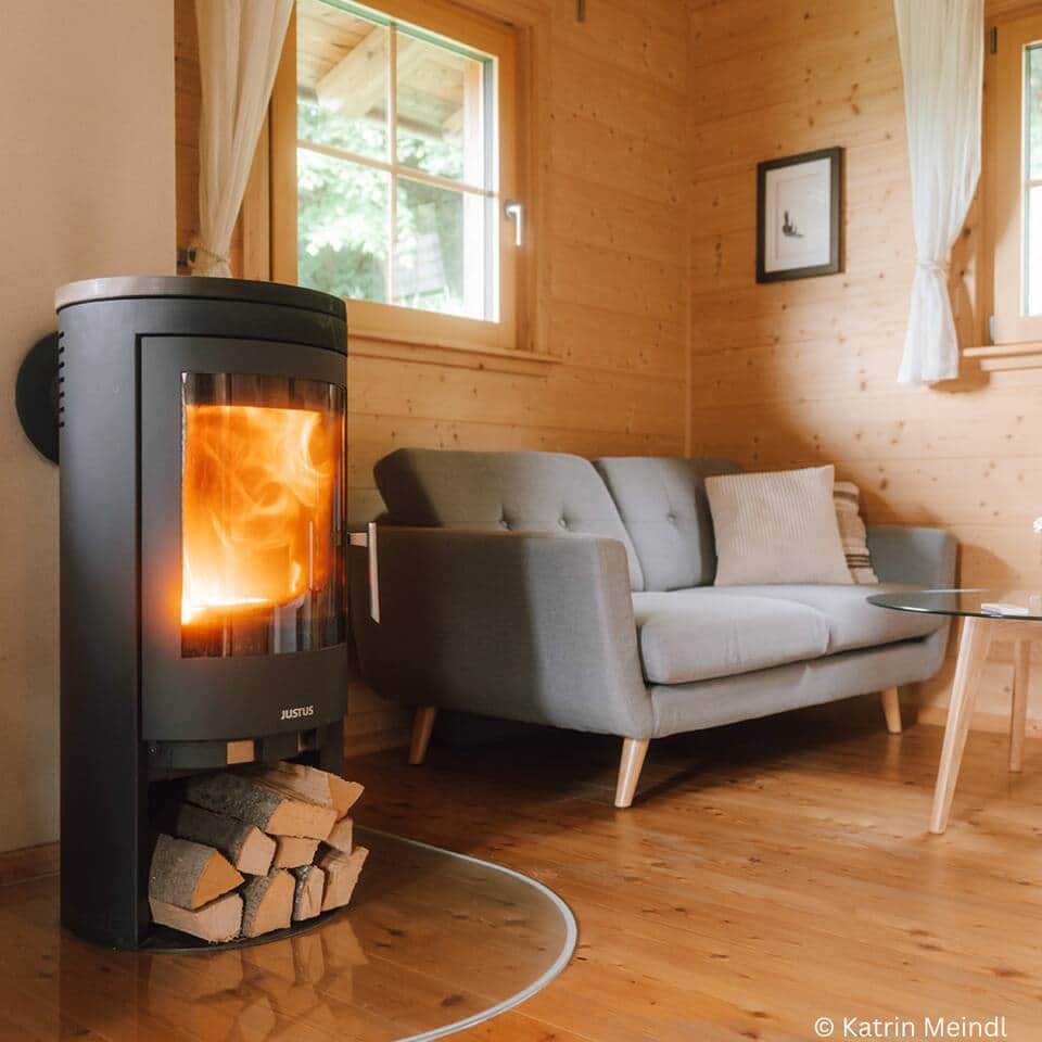 Neben dem knisternden Feuer ist der perfekte Platz zum Entspannen. Geheizt wird auch mit Infrarot. Neben dem knisternden Feuer ist der perfekte Platz zum Entspannen. Geheizt wird auch mit Infrarot.