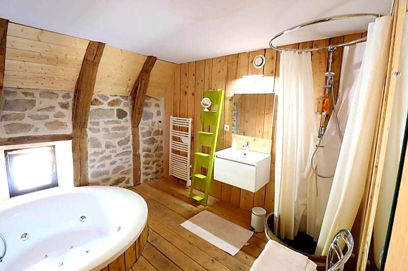 Salle de Bain
Baignoire Balnéo et Douche dans un bac demi-tonneau
Linge de Toilette fourni