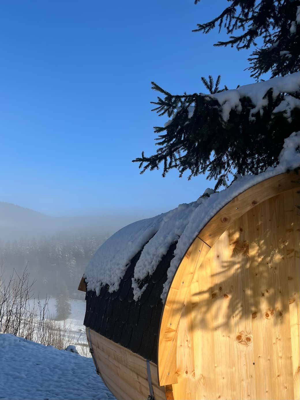Sauna mit Aussicht: Das Saunafass mit großer Glasfront - davor Wärme, dahinter Naturschutzgebiet.