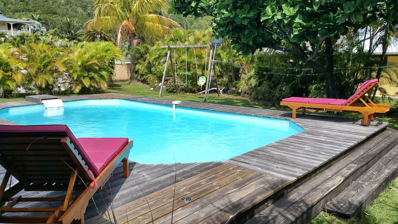 The 9.50 m by 4 m swimming pool protected by an alarm