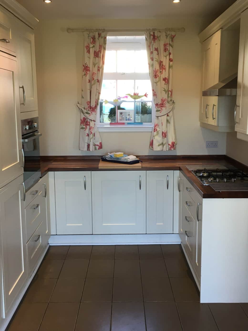 Full kitchen with gas hob