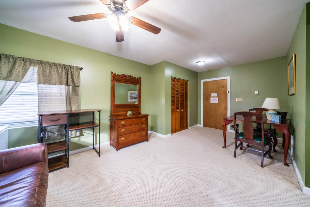 Suite 7 (King Bed & Pull out Couch)