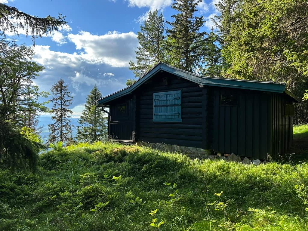 Jøtulstua ved Retthelltjernet på Krokskogen
