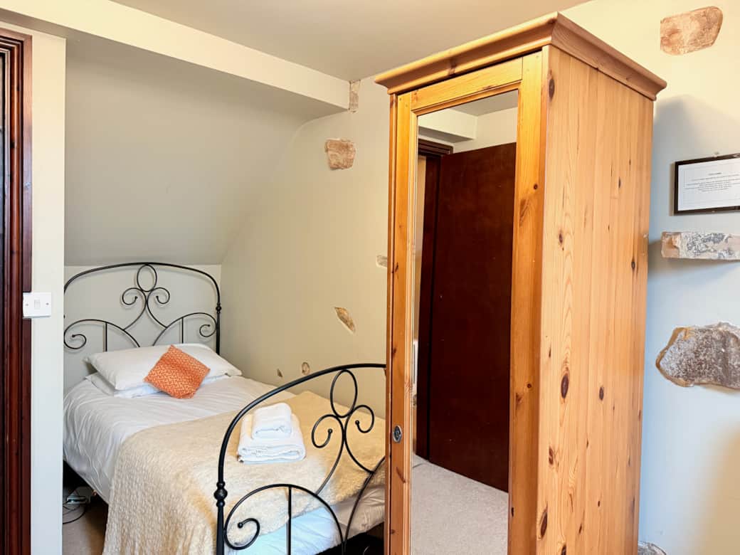 Clover Bedroom 2 - Two single beds