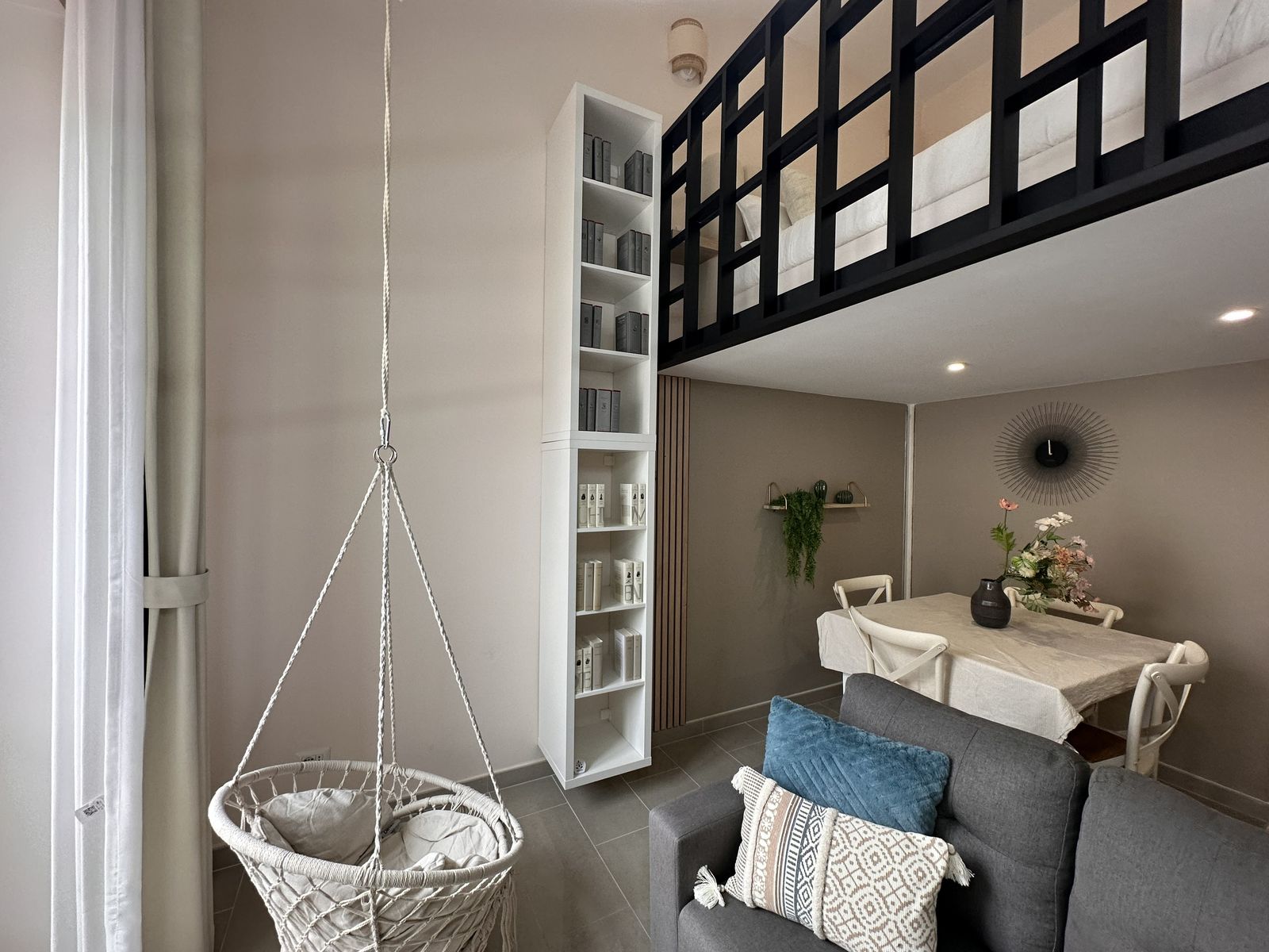 Il duplex a Nizza, salotto e soppalco