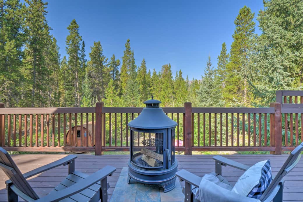 The deck is amazing with views of the mountains and the stars. The deck is amazing with views of the mountains and the stars.