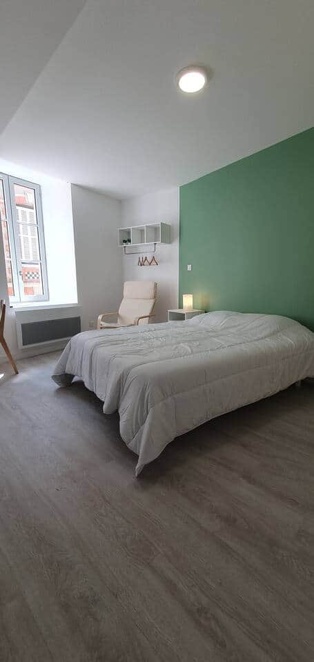 lit en 140 cms et fauteuil