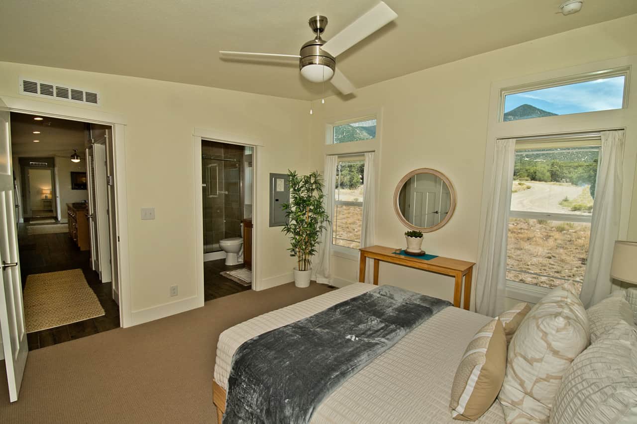 Queen Suite Mountain Views with Attached Full Bathroom