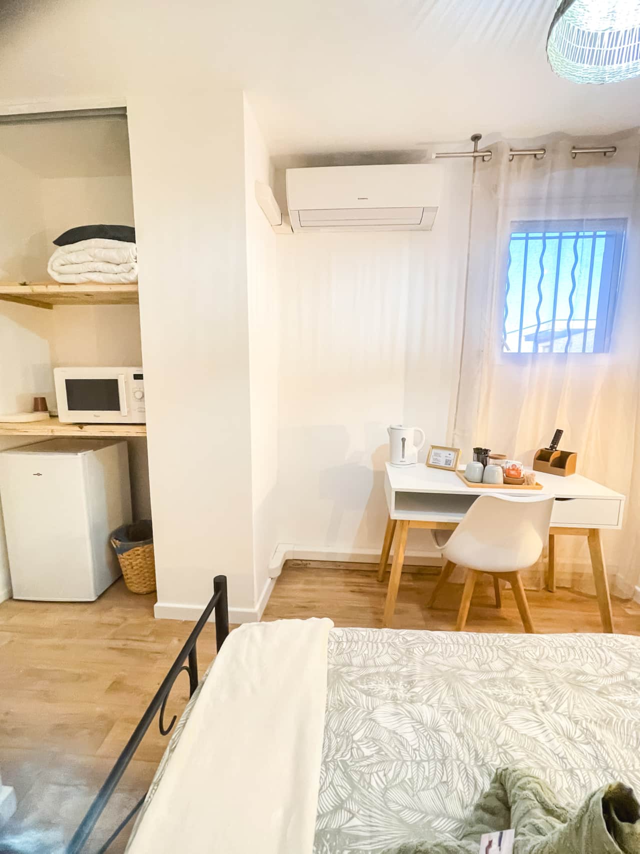 Room equipped with kitchenette