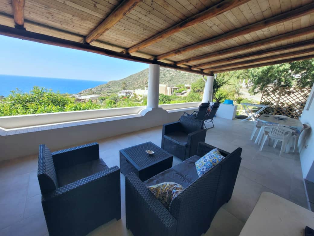 Veranda panoramica a Pollara Salina, salotto, lettini e vista mare