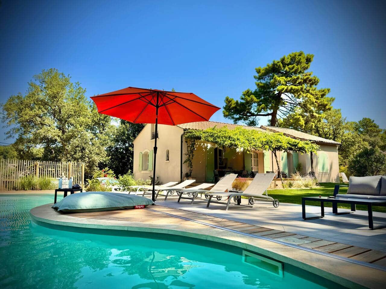 Séjour en chambre d’hôte de charme avec piscine et bains de soleil en Provence