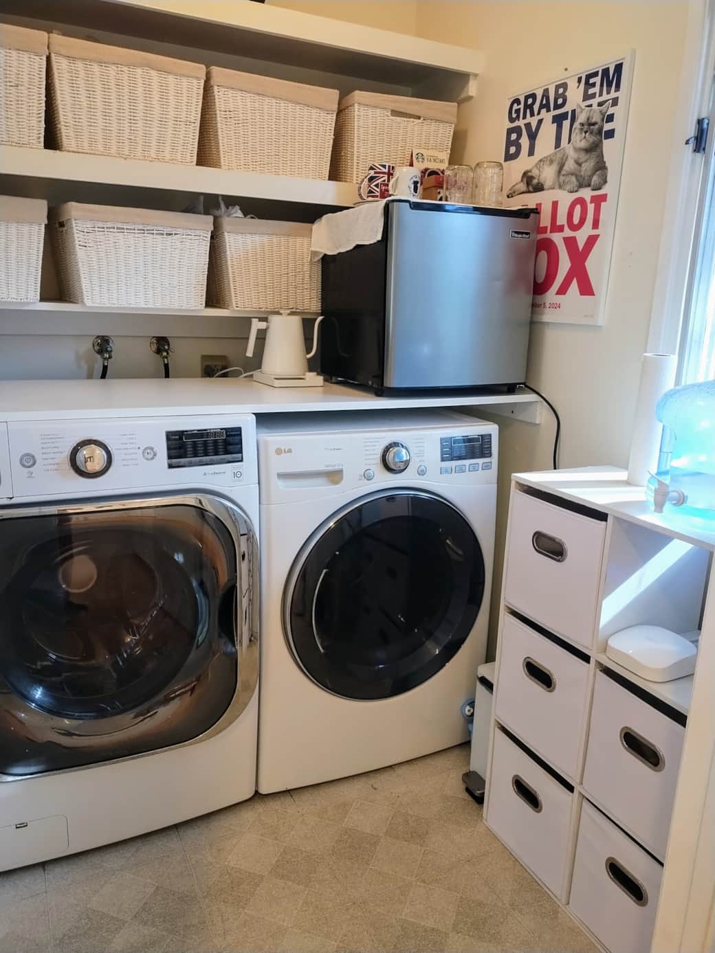 Laundry room, mini fridge, r.o. water