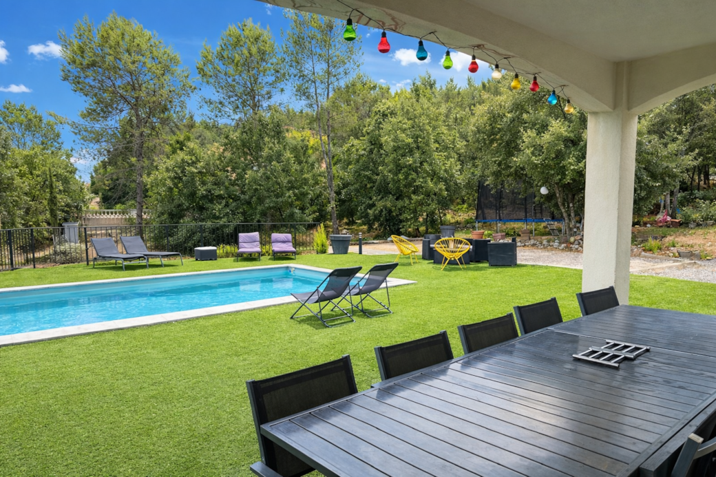 Salon de jardin, piscine, chaise longue