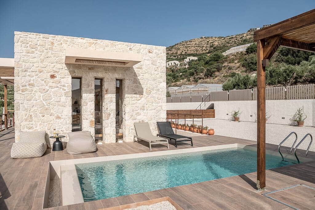 Pool and sunbeds 