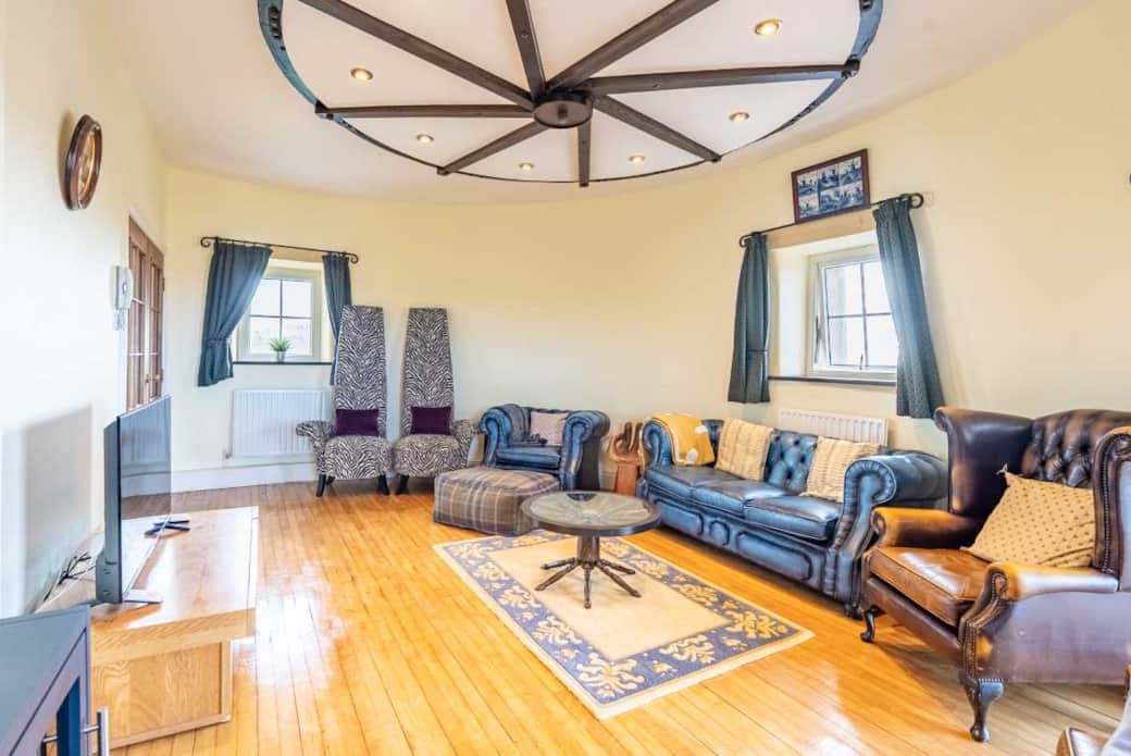 This enchanting lounge has plenty of space to stretch out This enchanting lounge has plenty of space to stretch out