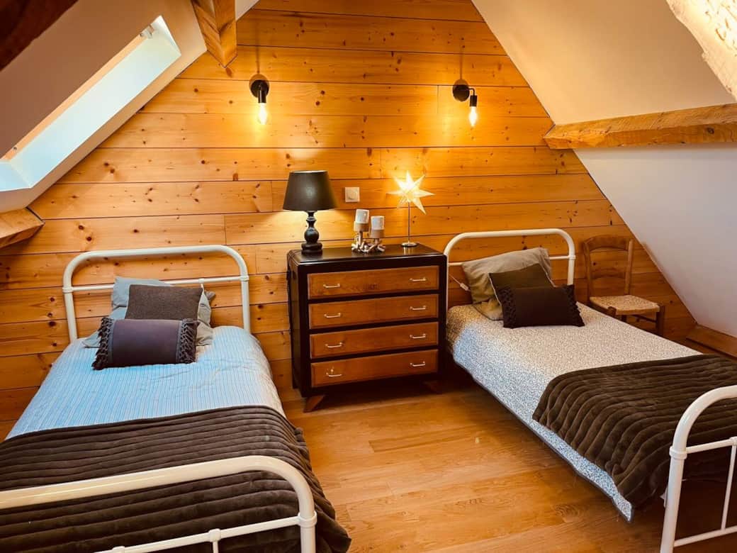 Chambre tout en haut deux lits simple