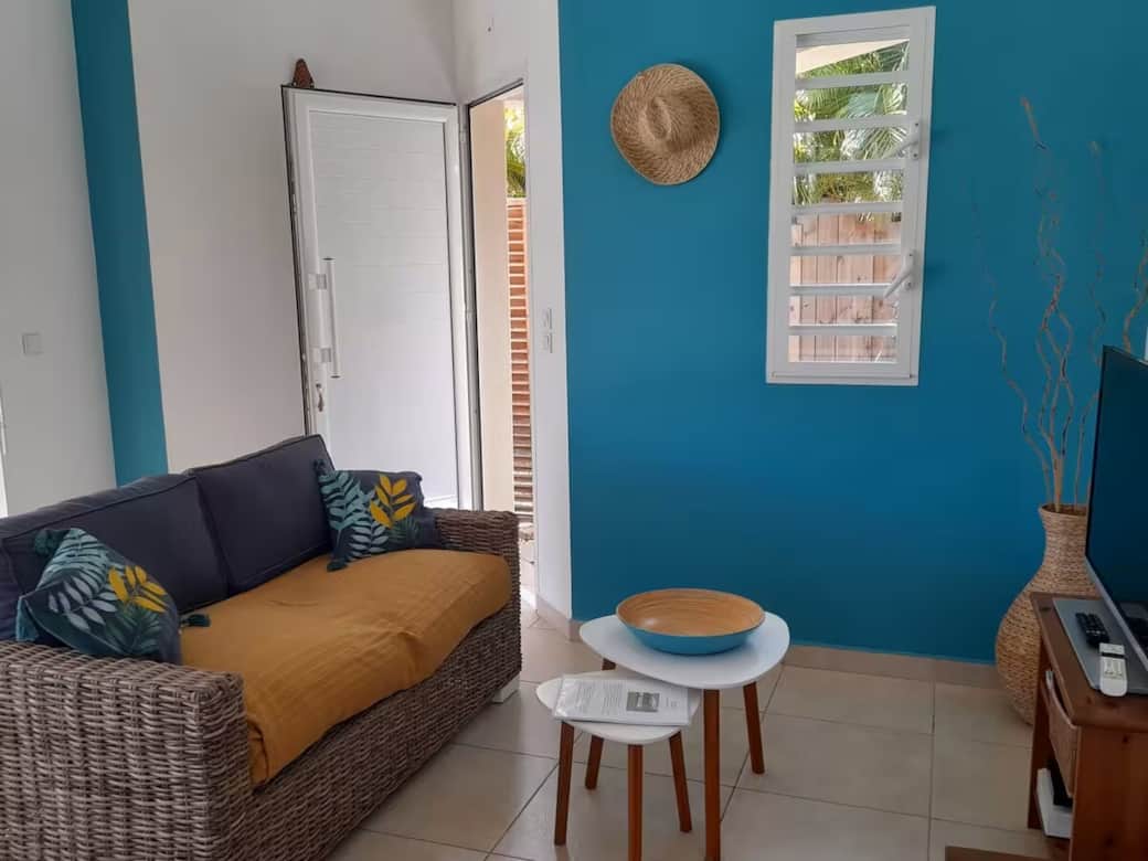 Salon ouvert sur la terrasse avec TV (TNT). 